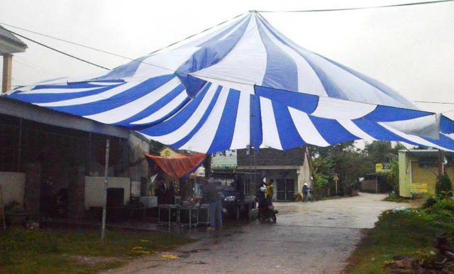  Một khuôn rạp lớn đã được dựng lên để phục vụ mọi người. 