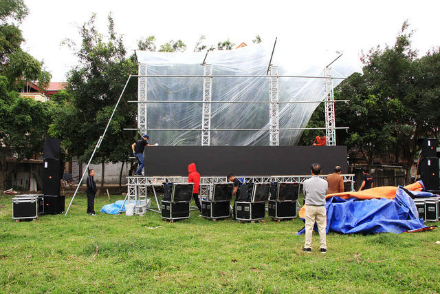  Thời tiết mưa nên công việc lắp đặt cũng gặp khá nhiều khó khăn 