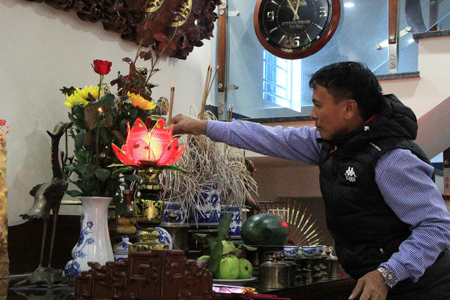  Ông Nguyễn Quang Thuần, bố tiền vệ Quang Hải thắp hương trước trận chung kết của đội tuyển Việt Nam 