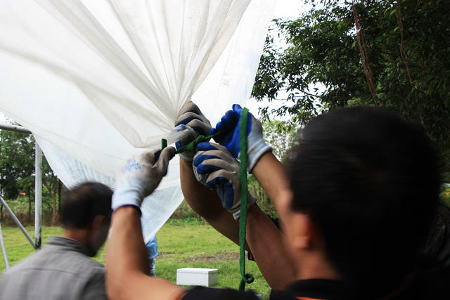  Đơn vị lắp đặt phải chăng tấm nilong lớn để che chắn mưa. 