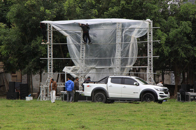  Ngay trong sáng 11/2, đơn vị tài trợ lắp đặt màn hình LED đã tới khu vực sân bóng trước nhà cầu thủ Quang Hải để lắp đặt màn hình cùng loa đài. 