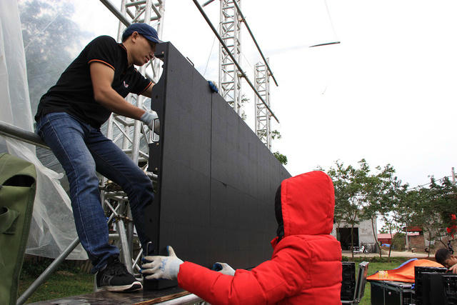  Chiếc màn hình LED rộng 40m2 được lắp đặt tại sân bóng trước cổng nhà cầu thủ Quang Hải để phục vụ bà con nhân dân tại thôn Đường Nhạn, xã Xuân Nộn, huyện Đông Anh, xem trận chung kết AFF Cup 2018 giữa Việt Nam và Malaysia tối nay (11/12). 