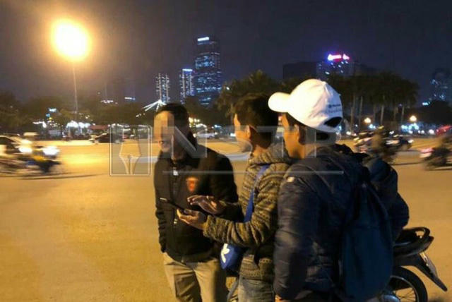  Phóng viên Malaysia hỏi mua vé tại sân Mỹ Đình 