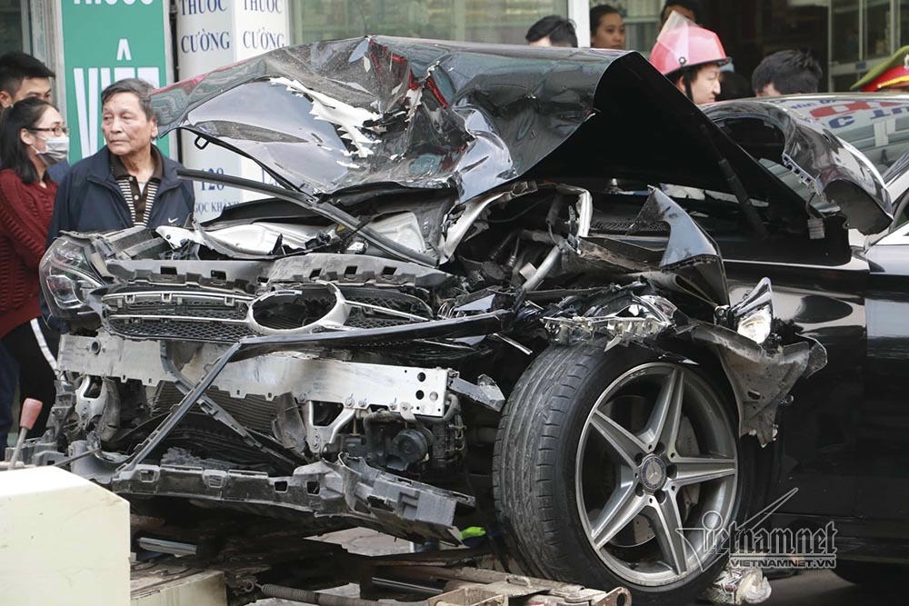 Ô tô đâm 5 xe trên phố Ngọc Khánh: Thai phụ nhảy bật trong tích tắc