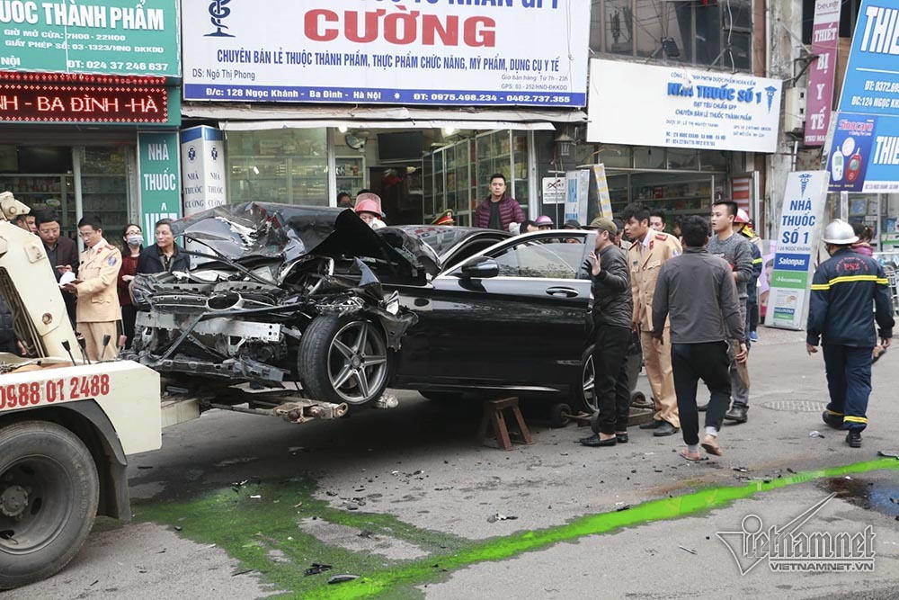 Ô tô đâm 5 xe trên phố Ngọc Khánh: Thai phụ nhảy bật trong tích tắc