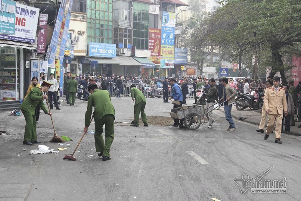 Ô tô đâm 5 xe trên phố Ngọc Khánh: Thai phụ nhảy bật trong tích tắc