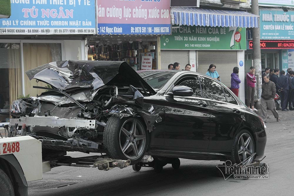 Ô tô đâm 5 xe trên phố Ngọc Khánh: Thai phụ nhảy bật trong tích tắc