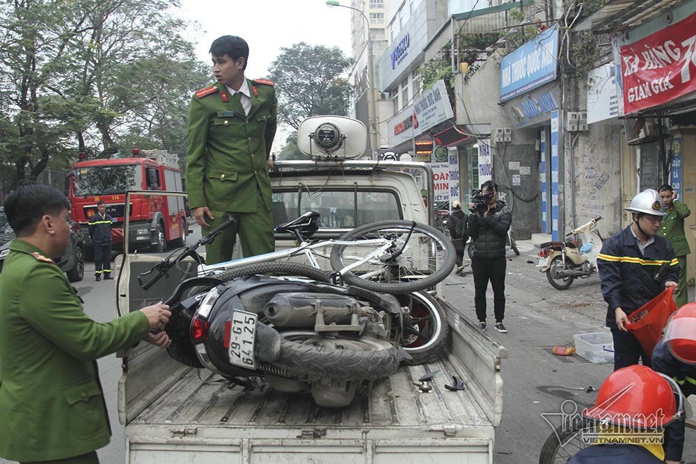 Ô tô đâm 5 xe trên phố Ngọc Khánh: Thai phụ nhảy bật trong tích tắc