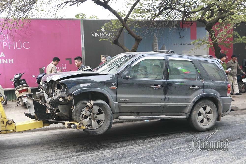 Ô tô đâm 5 xe trên phố Ngọc Khánh: Thai phụ nhảy bật trong tích tắc