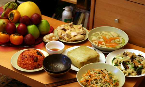 Trẻ nhỏ nên ăn nhiều rau xanh, trái cây, hạn chế ăn đồ ngọt.