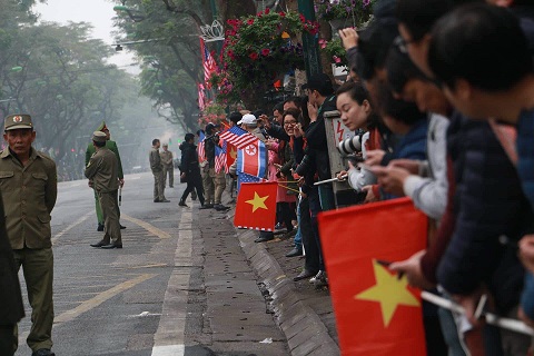Người dân hồ hởi đón chào các Phái Đoàn đến Việt Nam.
