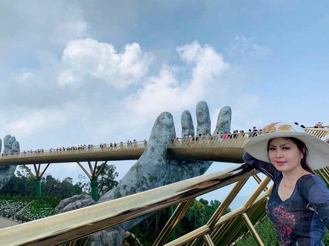 Yến Vy bất ngờ về Việt Nam dự thảm đỏ sau 11 năm mất tích - 3 Yến Vy bất ngờ về Việt Nam dự thảm đỏ sau 11 năm mất tích - 3