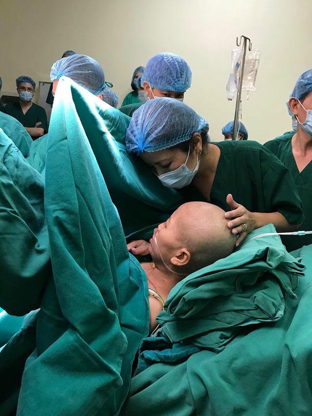 Bà mẹ ung thư giai đoạn cuối tỉnh lại, rơi nước mắt khi nhìn thấy ảnh con - 1 Bà mẹ ung thư giai đoạn cuối tỉnh lại, rơi nước mắt khi nhìn thấy ảnh con - 1