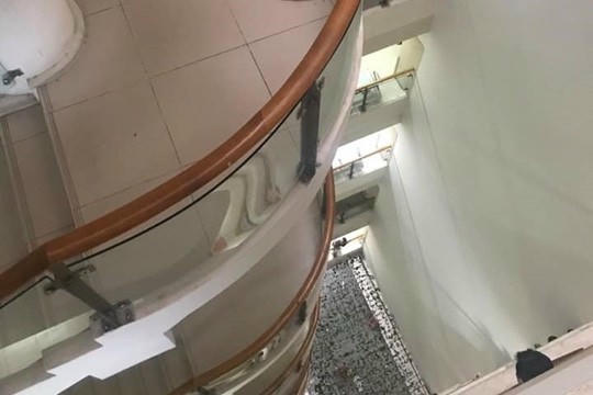 Cụ ông rơi từ lầu 10 bệnh viện, vướng vào lưới chắn bên dưới thoát chết - Ảnh 1.