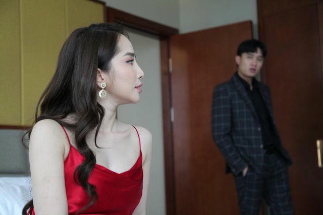 Quỳnh Nga tiết lộ suýt ngã dập mặt vì hôn Quốc Trường trong “Về nhà đi con” - 14 Quỳnh Nga tiết lộ suýt ngã dập mặt vì hôn Quốc Trường trong “Về nhà đi con” - 14