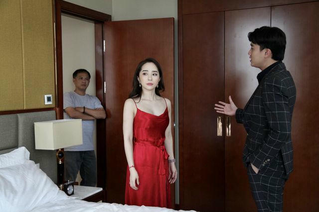 Quỳnh Nga tiết lộ suýt ngã dập mặt vì hôn Quốc Trường trong “Về nhà đi con” - 10 Quỳnh Nga tiết lộ suýt ngã dập mặt vì hôn Quốc Trường trong “Về nhà đi con” - 10