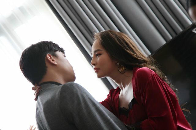 Quỳnh Nga tiết lộ suýt ngã dập mặt vì hôn Quốc Trường trong “Về nhà đi con” - 13 Quỳnh Nga tiết lộ suýt ngã dập mặt vì hôn Quốc Trường trong “Về nhà đi con” - 13
