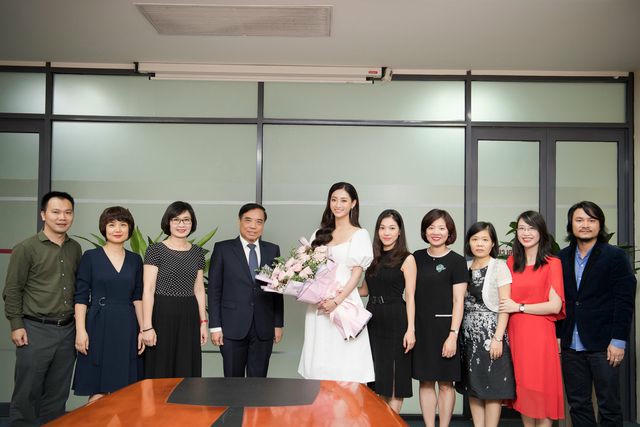 Cả trường bật cười vì câu nói ngây thơ của Hoa hậu Lương Thuỳ Linh - 5 Cả trường bật cười vì câu nói ngây thơ của Hoa hậu Lương Thuỳ Linh - 5