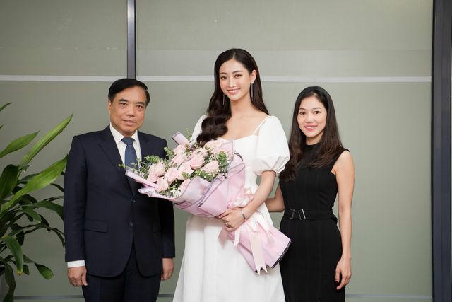 Cả trường bật cười vì câu nói ngây thơ của Hoa hậu Lương Thuỳ Linh - 2 Cả trường bật cười vì câu nói ngây thơ của Hoa hậu Lương Thuỳ Linh - 2