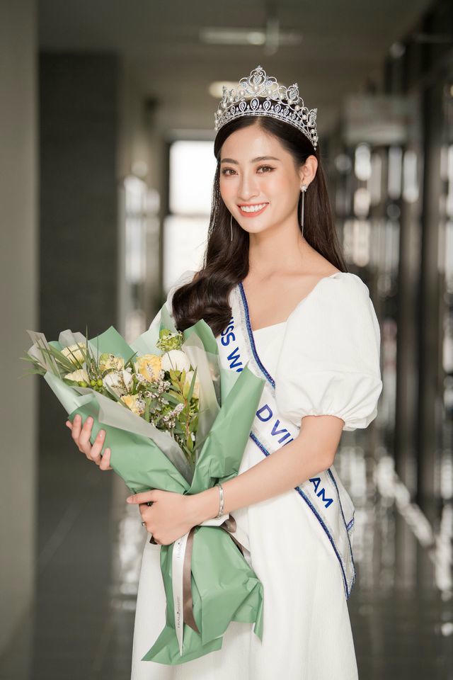 Cả trường bật cười vì câu nói ngây thơ của Hoa hậu Lương Thuỳ Linh - 1 Cả trường bật cười vì câu nói ngây thơ của Hoa hậu Lương Thuỳ Linh - 1
