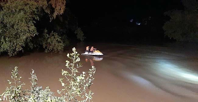 Mô tô nước quần đảo trên hạ lưu sông Cầu Chày tìm người mất tích. Ảnh: Lam Sơn.