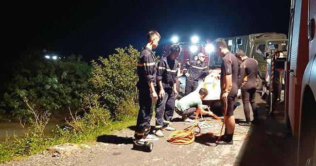 Cảnh sát cứu hộ điều động thợ lặn đến hiện trường tìm người bị nạn suốt đêm qua, rạng sáng nay. Ảnh: Lam Sơn.