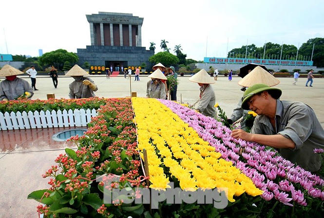 Những người thợ tận tâm dệt những thảm hoa, vườn cảnh quanh Lăng Bác