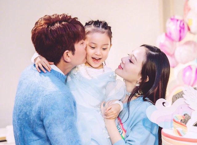 Lý Tiểu Lộ bị nghi lộ ảnh “nóng” sau clip nồng cháy với tình trẻ - 2 Lý Tiểu Lộ bị nghi lộ ảnh “nóng” sau clip nồng cháy với tình trẻ - 2