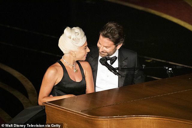 Lady Gaga thừa nhận dàn dựng màn diễn tình cảm với Bradley Cooper - 4 Lady Gaga thừa nhận dàn dựng màn diễn tình cảm với Bradley Cooper - 4