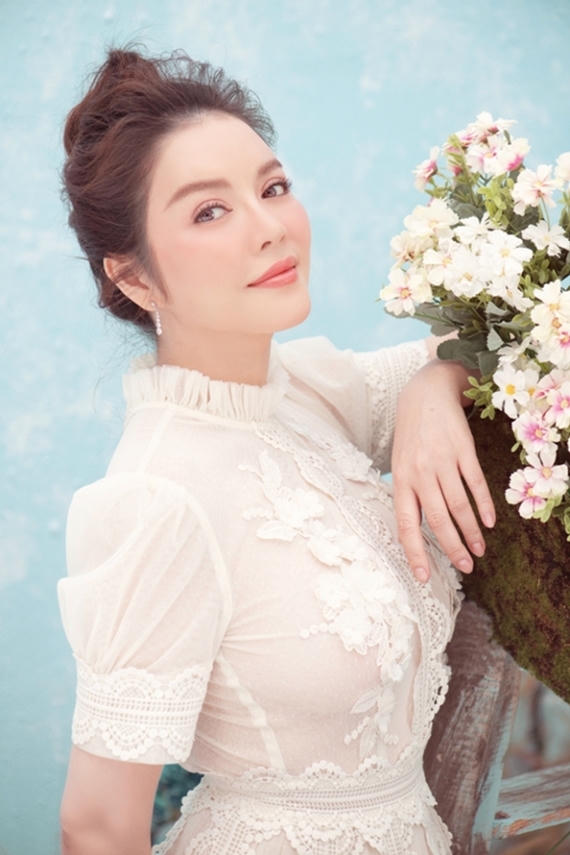 Vai diễn Diễm Kiều từng trải, sắc sảo trong Kiều nữ và đại gia mang lại nhiều tiếng vang cho Lý Nhã Kỳ. Nữ diễn viên sống kín tiếng đời tư, chưa từng công khai danh tính người yêu. Hồi tháng 10, cô tiết lộ đã chấm dứt chuyện tình kéo dài 9 năm với bạn trai kém 2 tuổi. Người đẹp mong chờ một đám cưới trong tương lai nhưng quyết định dừng lại vì cảm nhận đối phương có cuộc sống mới. Chia sẻ với Ngoisao.net, Lý Nhã Kỳ bày tỏ tiếc nuối khi không thể hàn gắn với tình cũ dù đã dành một năm chờ đợi.