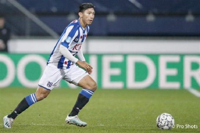 Văn Hậu chỉ mới đá 4 phút cho đội một Heerenveen.