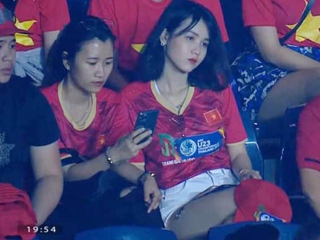 Cô gái gây “bão” mạng khi xuất hiện trên khán đài trận U23 Việt Nam - Jordan - 1 Cô gái gây “bão” mạng khi xuất hiện trên khán đài trận U23 Việt Nam - Jordan - 1