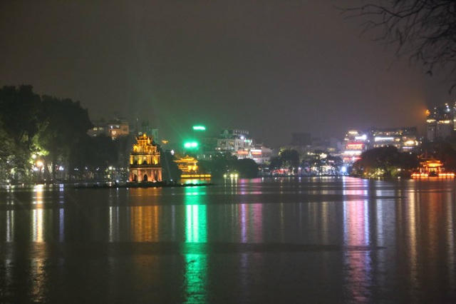 Mưa lạnh đêm 30 Tết, hồ Gươm thưa thớt người chờ xem pháo hoa - 10 Mưa lạnh đêm 30 Tết, hồ Gươm thưa thớt người chờ xem pháo hoa - 10