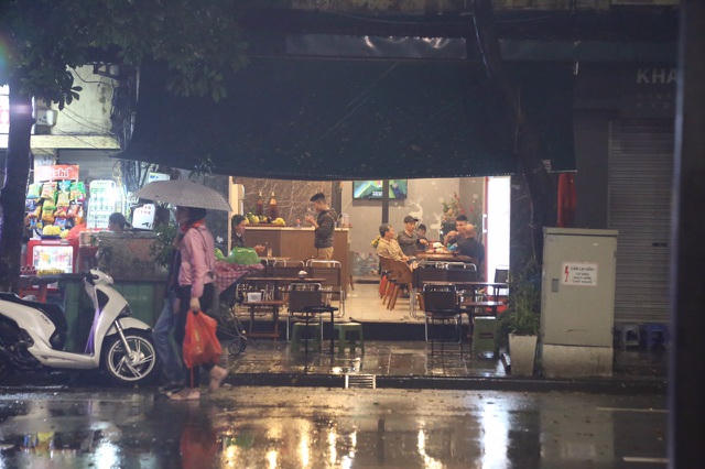 Mưa lạnh đêm 30 Tết, hồ Gươm thưa thớt người chờ xem pháo hoa - 5 Mưa lạnh đêm 30 Tết, hồ Gươm thưa thớt người chờ xem pháo hoa - 5