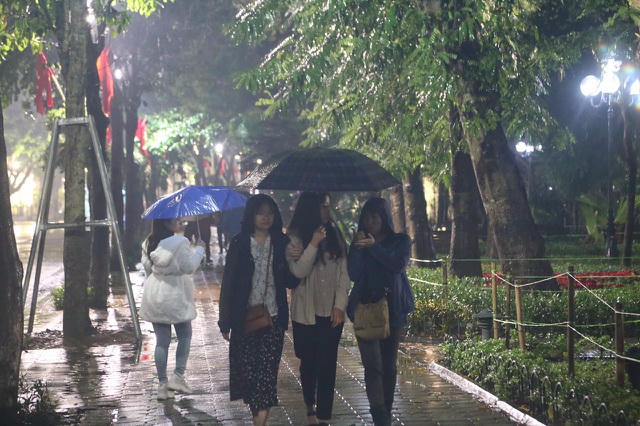 Mưa lạnh đêm 30 Tết, hồ Gươm thưa thớt người chờ xem pháo hoa - 9 Mưa lạnh đêm 30 Tết, hồ Gươm thưa thớt người chờ xem pháo hoa - 9