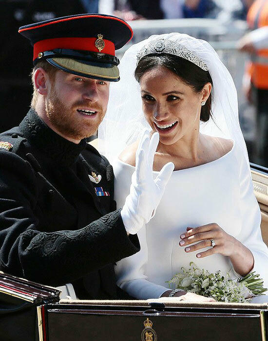 Hoàng tử Harry và Meghan ngồi xe ngựa chào người dân sau hôn lễ ở lâu đài Windsor hôm 19/5/2018. Ảnh: PA.
