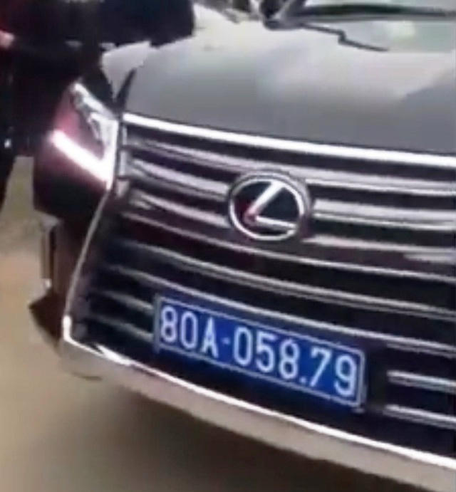 Xác minh xe sang Lexus đầu đeo biển xanh, đuôi đeo biển trắng - 1