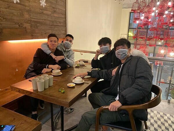 Dàn cầu thủ đeo khẩu trang phòng chống virus corona.