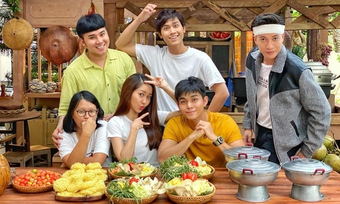 Đối với Jun Phạm (áo vàng), ăn sướng nhất và cũng khổ nhất là phần 2 series Gạo nếp gạo tẻ sắp chiếu trong năm 2020. Đóng vai làm việc ở nhà hàng, anh được tiếp xúc với đồ ăn mỗi ngày. Đó đều là thực phẩm được chế biến sạch sẽ, ngon miệng. Nhưng vì đa số cảnh quay là ăn, Jun Phạm phải ăn liên tụcngay cả khi đã quá no, vừa ăn vừa lo cho kế hoạch giảm cân giữ dáng. Nhiều cảnh quay đi quay lại, đồ ăn cũng nguội lạnh, ăn không còn ngon. Đồ ăn nguội với tôi là một cực hình!, Jun cảm thán.