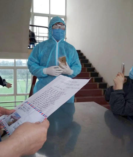 Nhóm của cô Lan tặng thơ và đóng góp một phần tiền cách ly cho Trung đoàn 59, Xuân Mai. Ảnh: Nhân vật cung cấp.