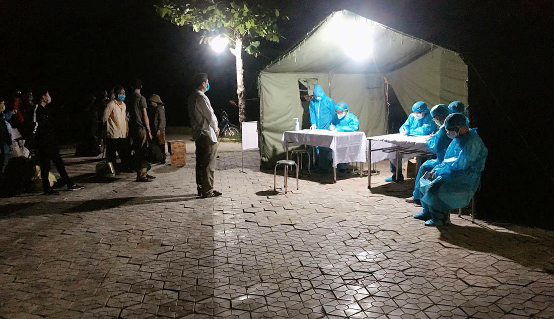 Bữa cơm trên lá chuối nơi biên giới của bộ đội biên phòng chặn dịch