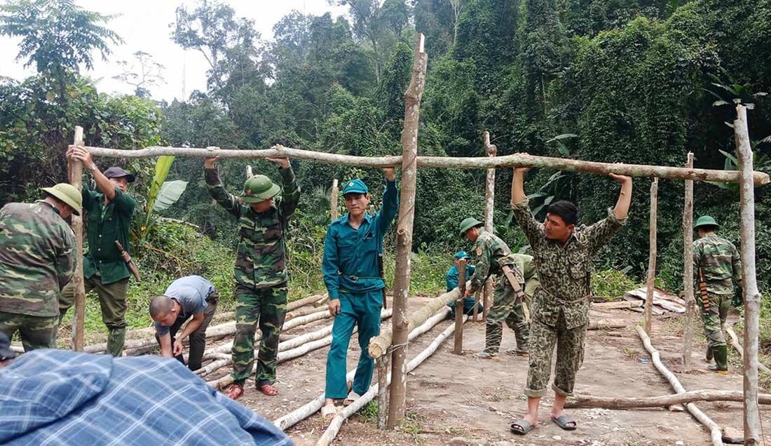 Bữa cơm trên lá chuối nơi biên giới của bộ đội biên phòng chặn dịch