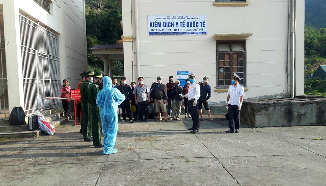 Bữa cơm trên lá chuối nơi biên giới của bộ đội biên phòng chặn dịch