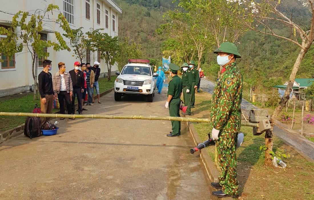 Bữa cơm trên lá chuối nơi biên giới của bộ đội biên phòng chặn dịch