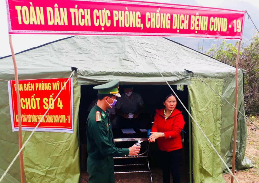 Bữa cơm trên lá chuối nơi biên giới của bộ đội biên phòng chặn dịch