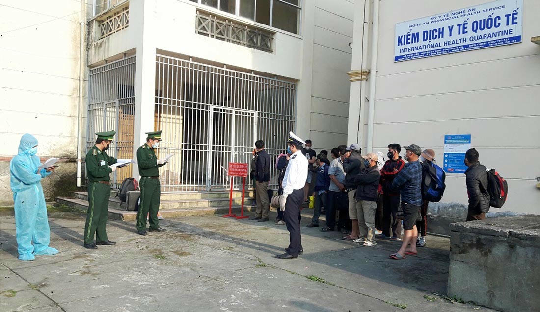 Bữa cơm trên lá chuối nơi biên giới của bộ đội biên phòng chặn dịch