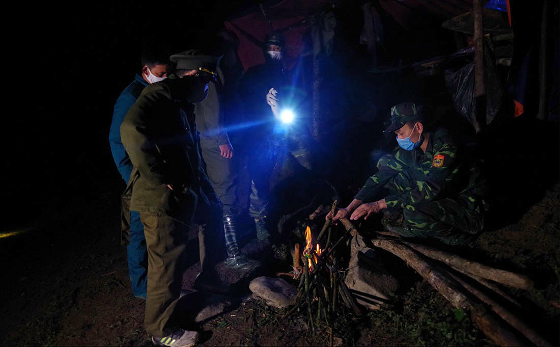 Bữa cơm trên lá chuối nơi biên giới của bộ đội biên phòng chặn dịch