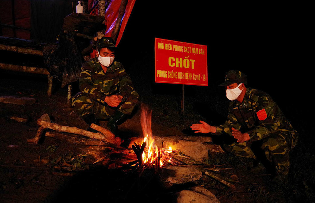 Bữa cơm trên lá chuối nơi biên giới của bộ đội biên phòng chặn dịch