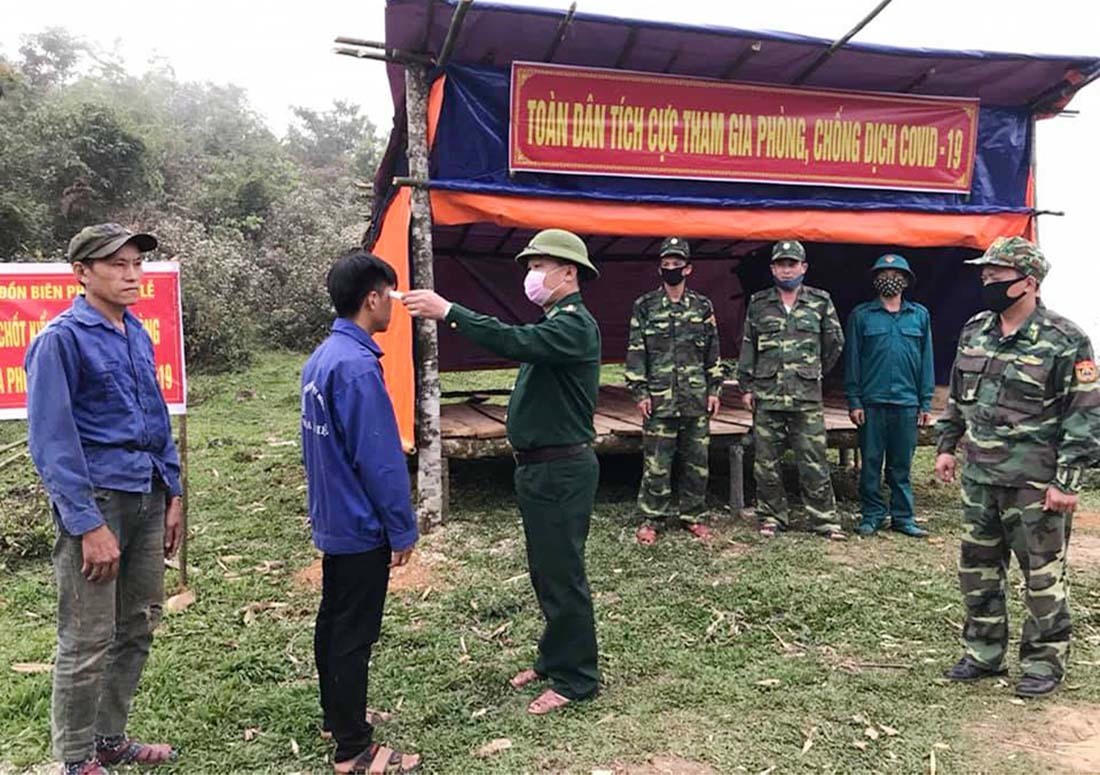 Bữa cơm trên lá chuối nơi biên giới của bộ đội biên phòng chặn dịch