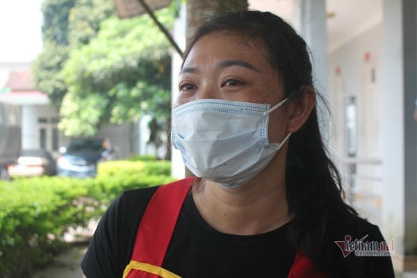 Những cô giáo tình nguyện đi nấu ăn ở khu cách ly biên giới